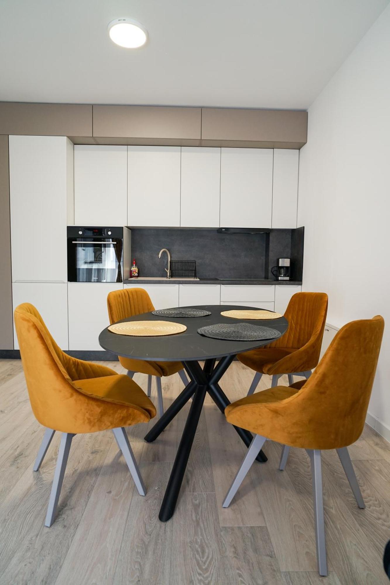 Mirandis Apartments - Comfort & Private Parking Near Coresi Mall Braşov Exterior foto